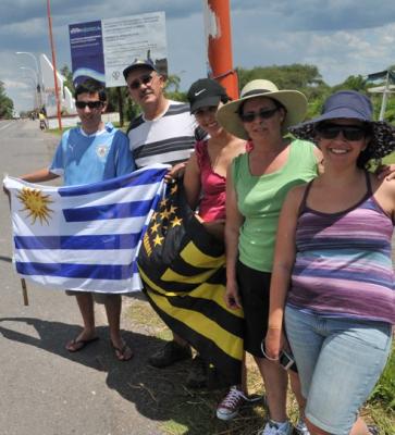 Canarios talenses presentes en el Dakar, con banderas de Uruguay y de Peñarol