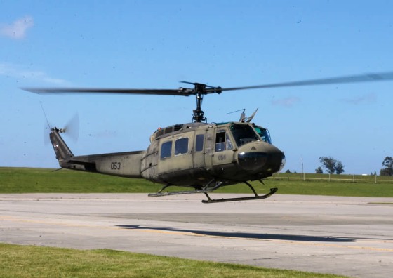 Cayó helicoptero militar en el aeropuerto de Carrasco